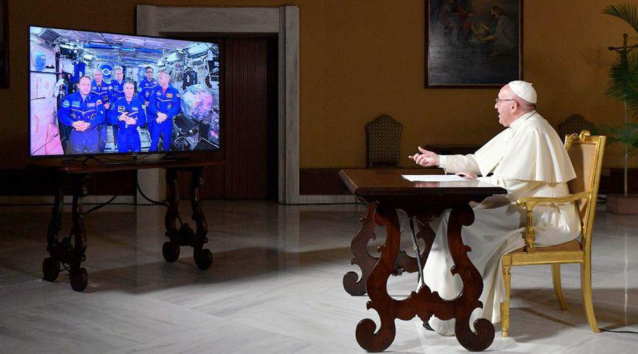 Video  El papa Francisco se conectoacute con el espacio