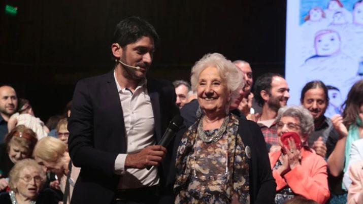 Estela de Carlotto junto a Manuel Goncalvez otro nieto recuperado