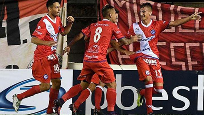 Argentinos le ganoacute 3 a 2 a Arsenal