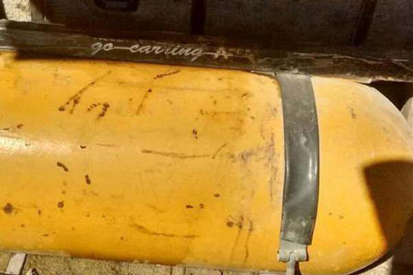 Susto en la autopista- una camioneta perdioacute el tubo de GNC en la calzada