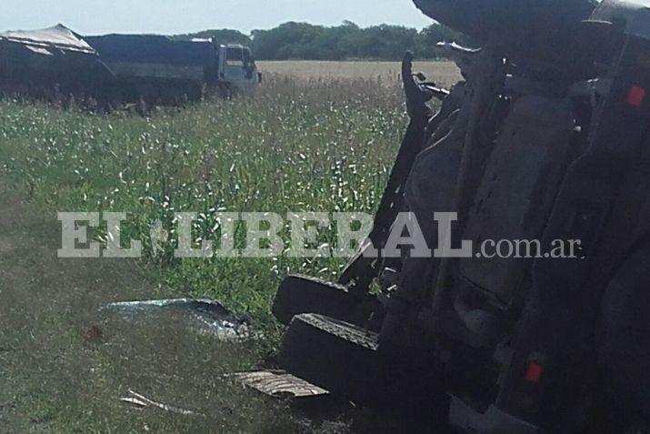 La camioneta volcó tras el choque con el camión
