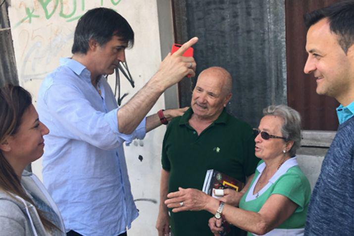 Esteban Bullrich y Carolina Píparo en el timbreo que se hizo en Buenos Aires