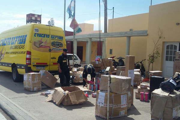 Secuestran cajas con mercaderiacutea ilegal valuada en 1000000 