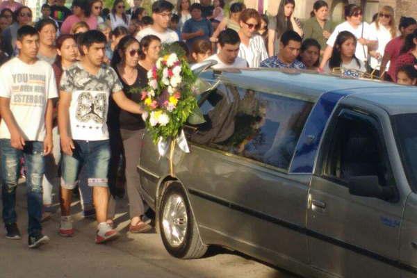 Inmenso dolor en el sepelio del nintildeo que fue aplastado por un arco en una cancha de fuacutetbol