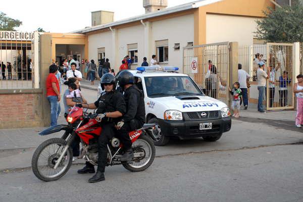 Policiacuteas salvan la vida a un bebeacute de 9 meses 