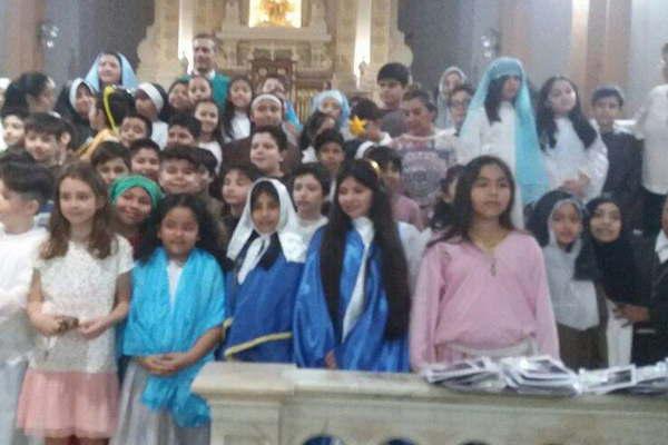 Los nintildeos del Colegio Madre Mercedes Guerra recibieron el rosario