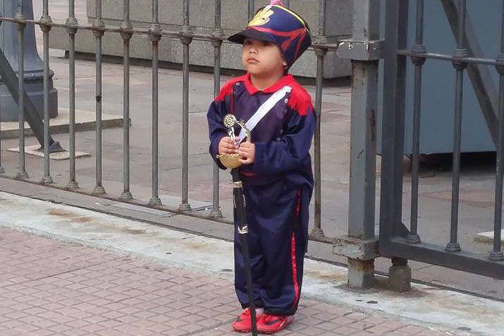 Un nintildeo esperoacute a los Granaderos en Plaza de Mayo y esto pasoacute