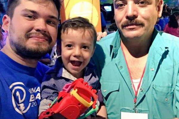 Un joven inventor argentino convierte a nintildeos en superheacuteroes 