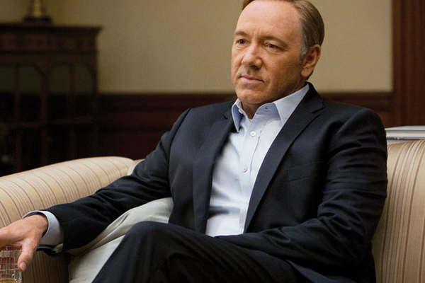 Reveloacute ser gay tras ser denunciado por acoso sexual