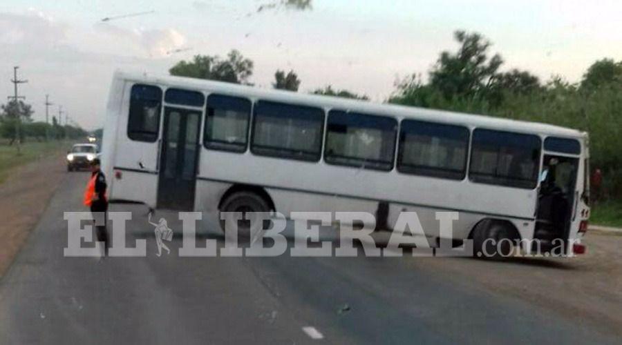 Un colectivo perdioacute su rueda en plena Ruta 9