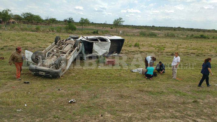Una camioneta remolcaba a otra y volcaron sobre Ruta 9
