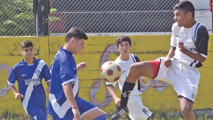 Central Coacuterdoba y Sarmiento clasificaron a semifinales en las cuatro categoriacuteas