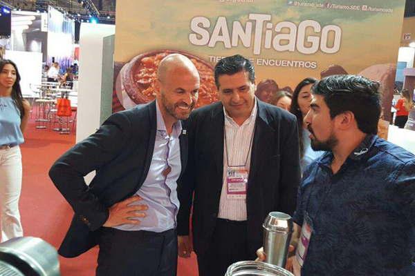 El ministro de Transporte visitoacute el stand de Santiago 