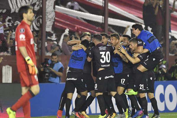 Lanuacutes hizo el milagro en el Sur  