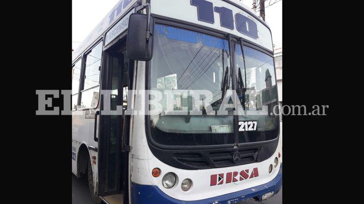 Colectivo frenoacute de golpe y una pasajera salioacute despedida por la puerta delantera