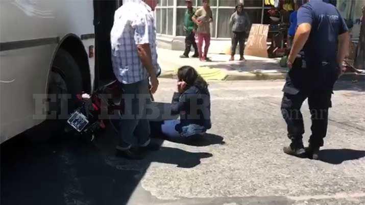 Una motociclista resultoacute herida tras chocar contra un colectivo