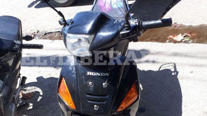 Dos motociclistas lesionados tras chocar con un auto