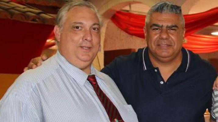 Daniel Calzon junto al presidente de AFA Chiqui Tapia