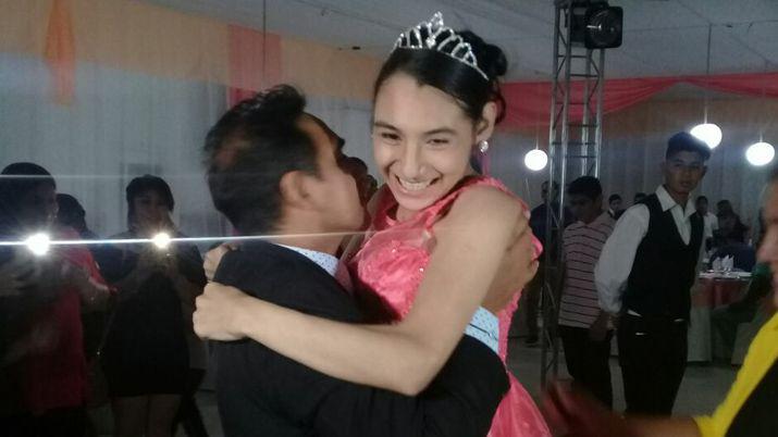Emocionante- Quinceantildeera con paraacutelisis cerebral bailoacute el vals con su papaacute