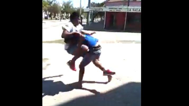 Video  El increiacuteble final para una violenta pelea entre dos joacutevenes