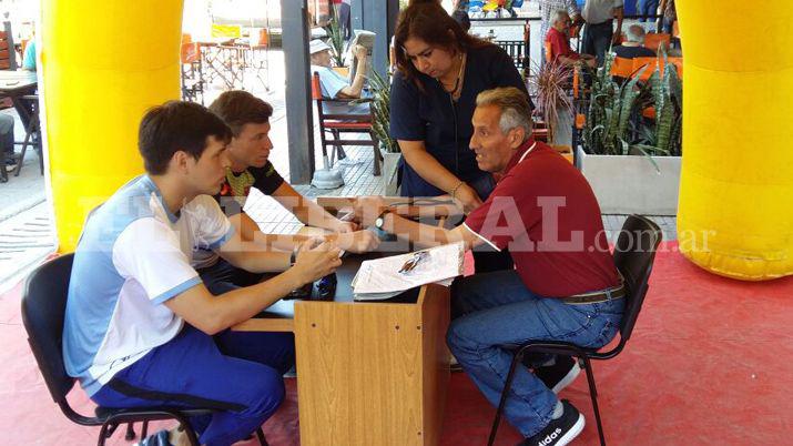 Entrenadores y profesionales meacutedicos asesoran a los atletas