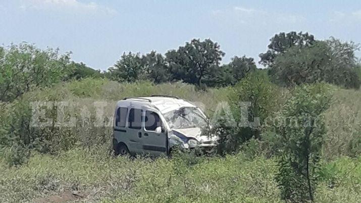 Una mujer salvoacute milagrosamente su vida tras volcar con su camioneta