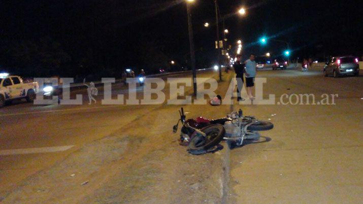Dos menores heridos al chocar una moto con un auto