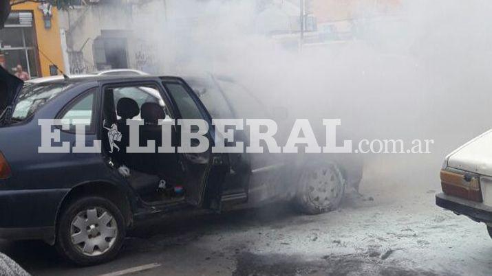 Un auto se incendioacute y causoacute paacutenico frente al hospital Regional
