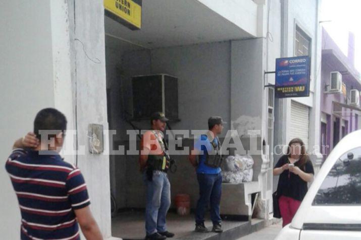 Los sospechosos fueron detenidos por Gendarmería cuando fueron a buscar la encomienda con droga