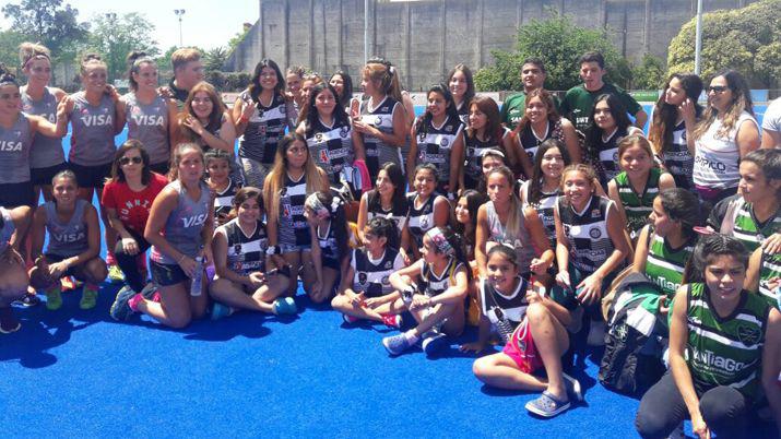 Las chicas de Oliacutempico Hockey estuvieron con Las Leonas