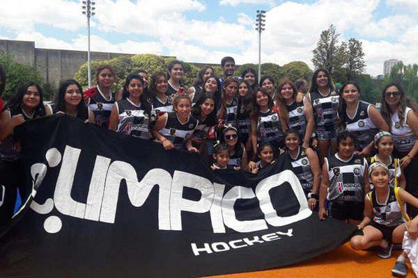 Las chicas del hockey de Oliacutempico junto a Las Leonas