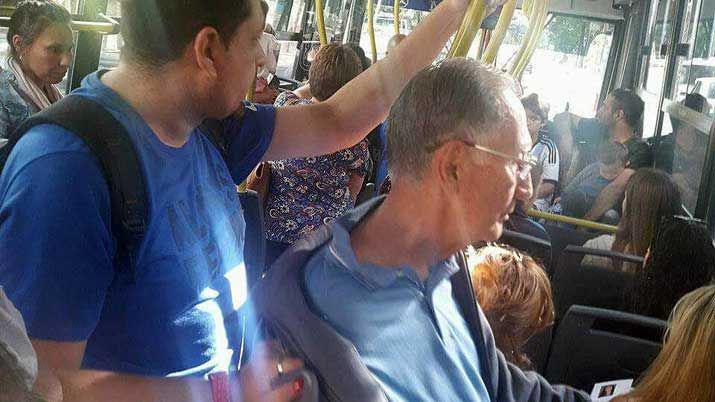 Un hombre de 83 antildeos fue detenido tras eyacular sobre una joven en un colectivo