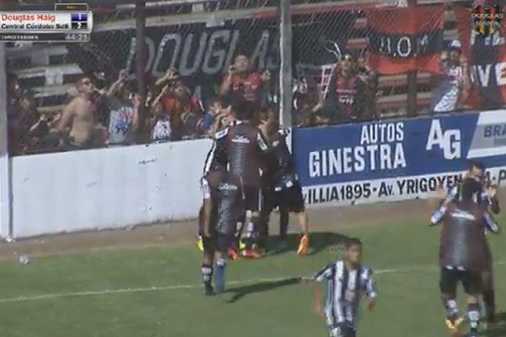 El saludo de los ferroviarios tras el tanto del triunfo a manos de Jara