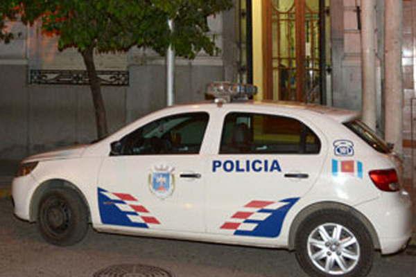 Dejoacute medio milloacuten de pesos dentro de su camioneta y se lo robar