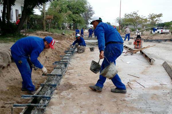 Municipales ya colocan el asfalto en  las arterias Peroacuten y Carlos Pellegrini