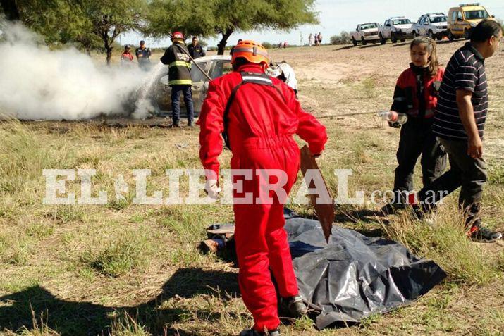 Las víctimas quedaron tendidas sobre la banquina y el auto incendiado