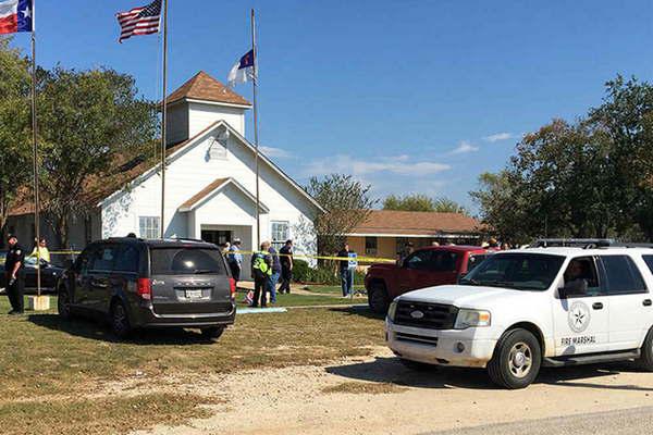 Al menos 27 muertos y numerosos heridos dejoacute un tiroteo en una pequentildea iglesia baptista de Texas