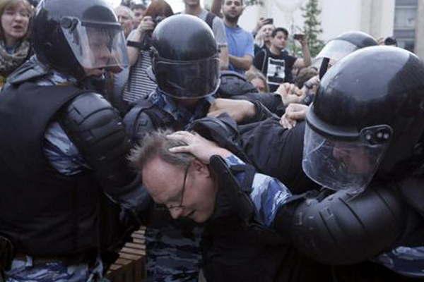 Maacutes de 200 personas fueron detenidas durante una marcha en contra de Putin en las calles de Moscuacute 