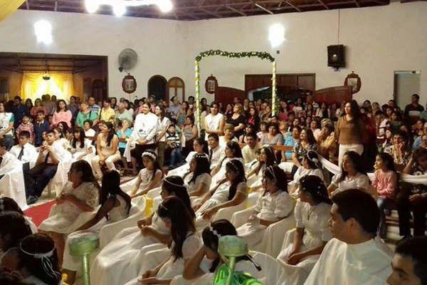 Cientos de nintildeos recibieron el sacramento de la primera comunioacuten en los barrios