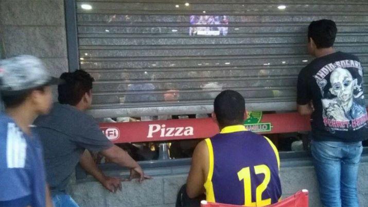 Una pizzeriacutea bajoacute las persianas para que los de afuera no vean el partido