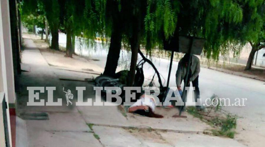 Perdieron el control de la moto y terminaron con heridas