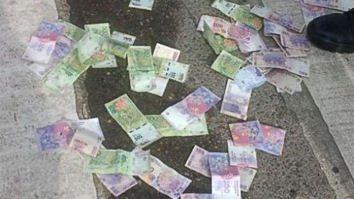 Detuvieron a un joven por arrojar dinero en la calle