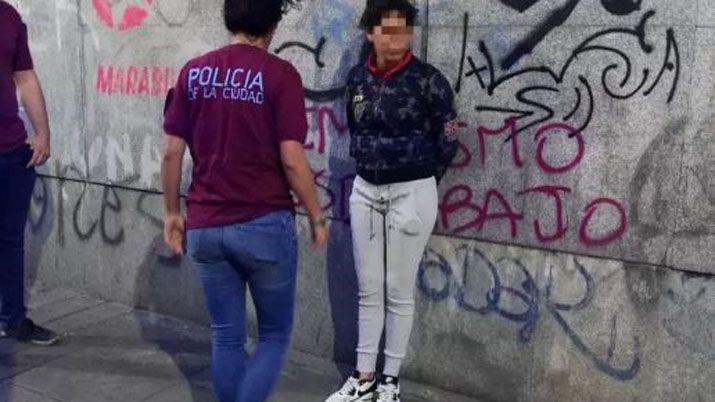 Detienen a dos chicas por prender fuego a tres indigentes