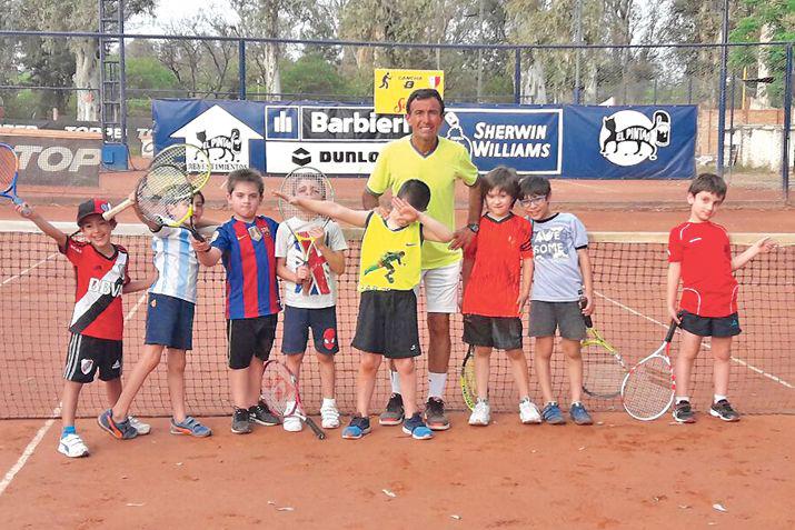 La Escuela de Tenis no detiene su crecimiento y suma maacutes adeptos