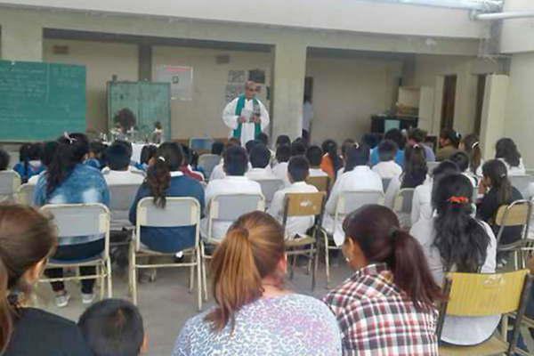 Ante un sacerdote ocho alumnas reiteraron las extrantildeas manifestaciones