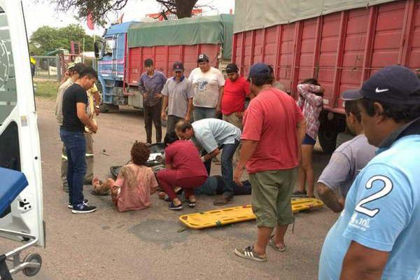 Motociclistas sufren importantes heridas al chocar contra un camioacuten