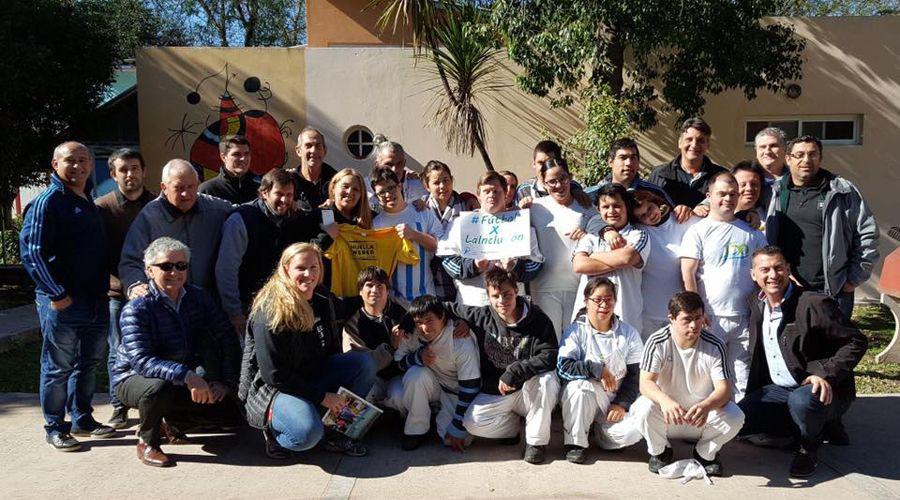 Jenny en la Granja Andar el proyecto solidario que ayuda en Moreno junto a Weber Saint Gobain