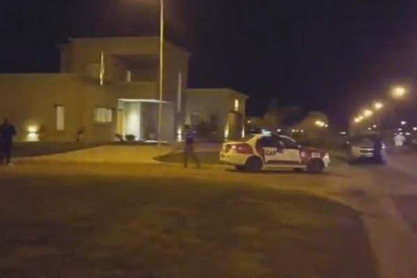 Empresario santiaguentildeo fue baleado en un violento asalto en su casa de un country cordobeacutes