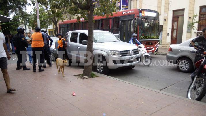 La tocaron de atraacutes se bajoacute y golpeoacute a la camioneta con un hierro