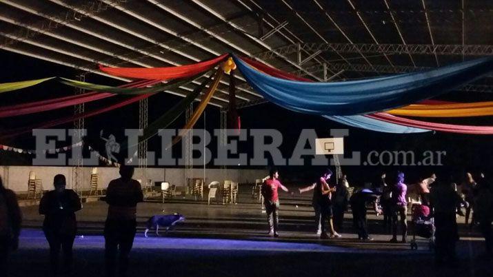 Mientras se realizaba una muestra de educación física un acróbata sufrió un accidente